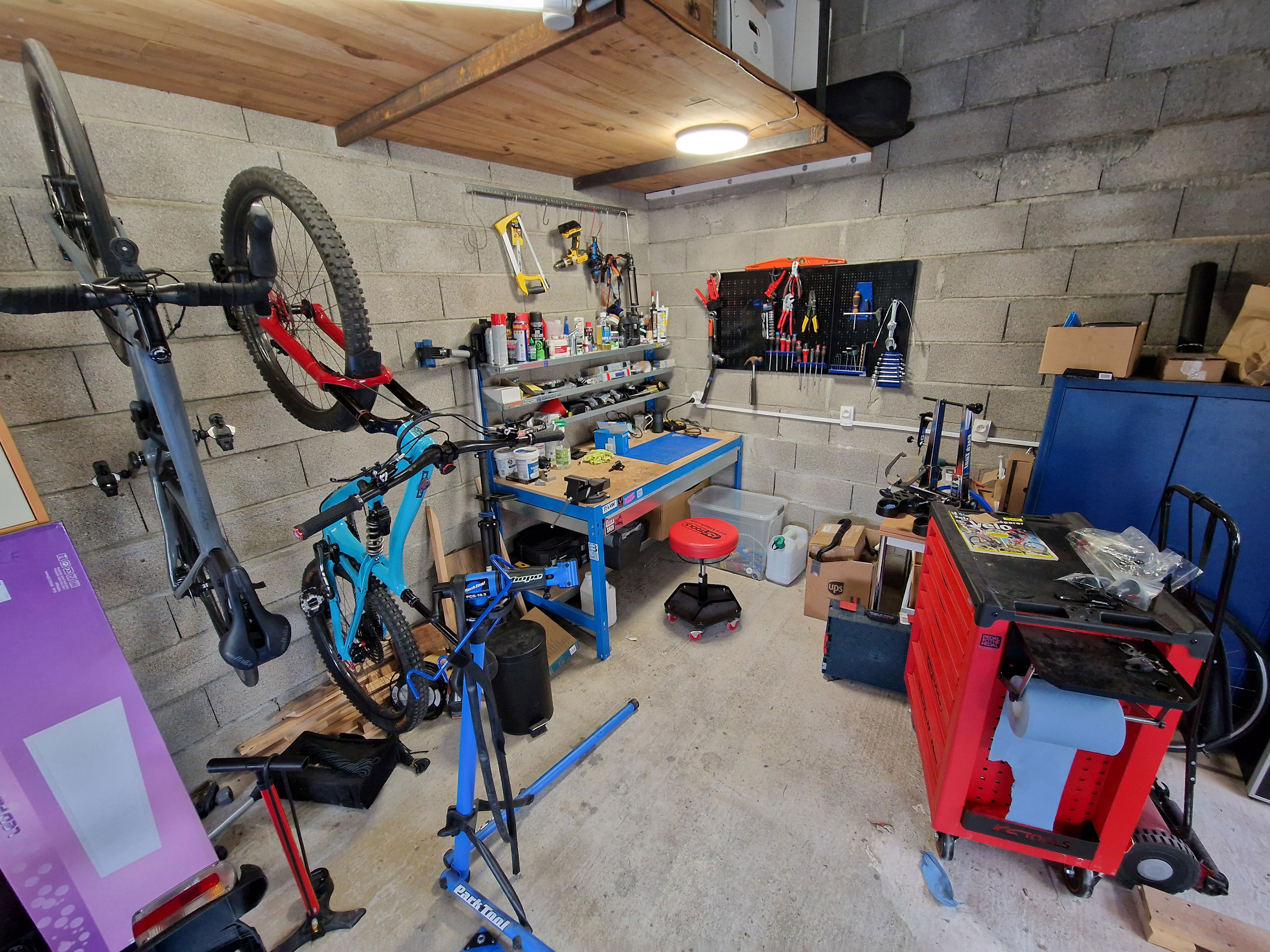 https://petoulachi.com/bike/atelier.jpg