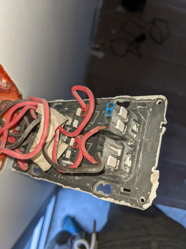 https://petoulachi.com/domotique/elec.jpg